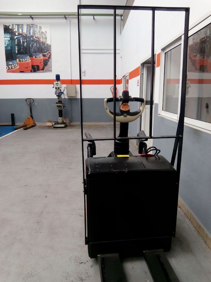 Indoor machinery-> Electric pallet truck: CROWN WP2330S  2750€