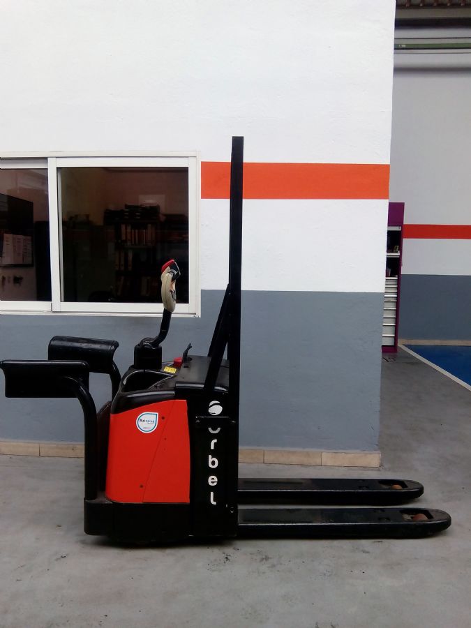 Indoor machinery-> Electric pallet truck: CROWN WP2330S  2750€