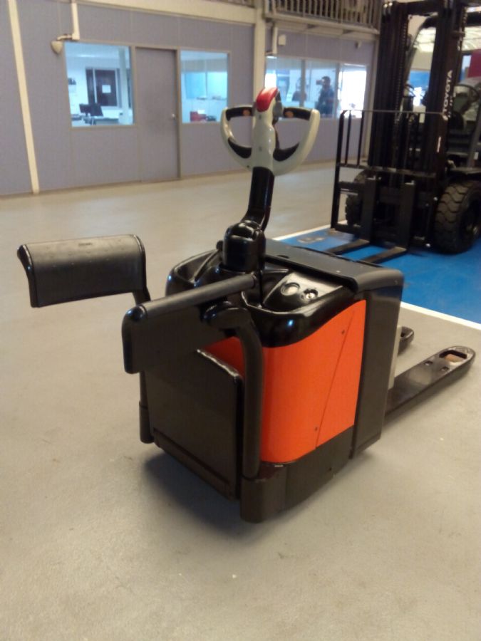 Indoor machinery-> Electric pallet truck: CROWN WP2330S  1200€