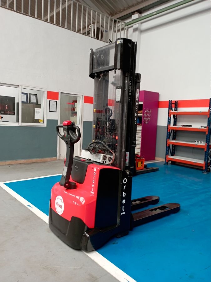 Indoor machinery-> Stacker: TOYOTA SWE140  8600€