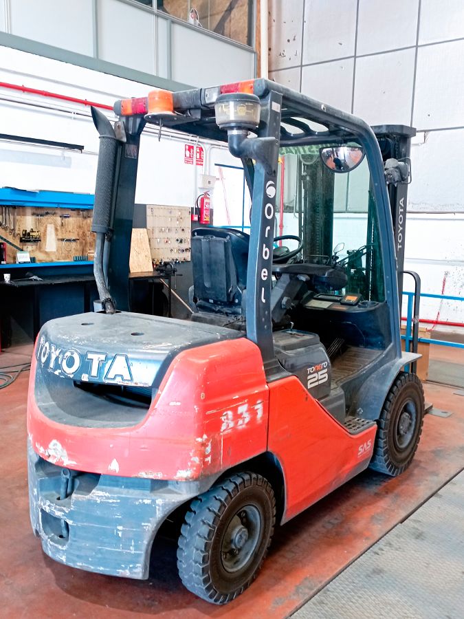 Forklifts-> Diesel forklift: TOYOTA 02-8FDF25  20000€